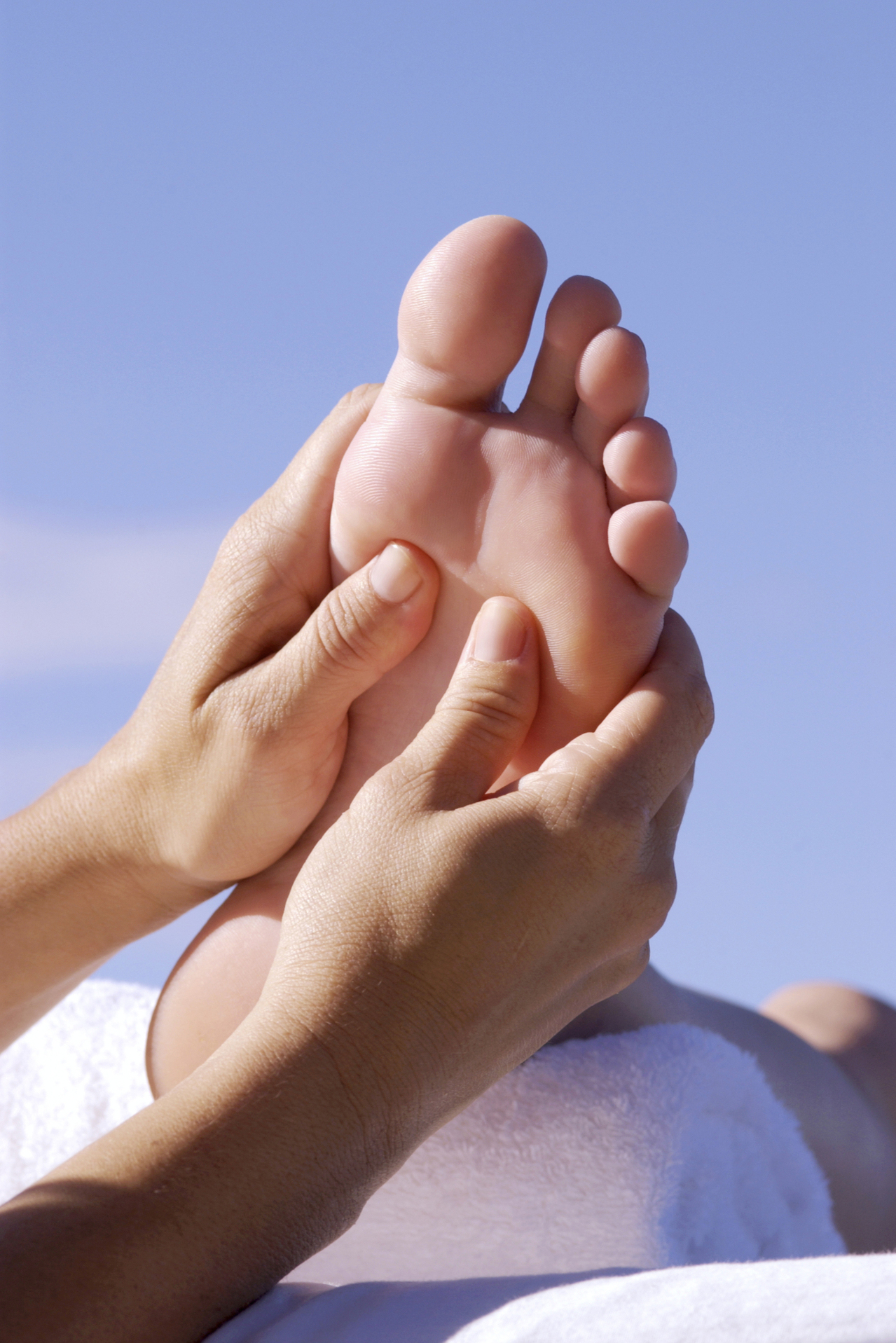 foot-massage-1428388-1279x1917
